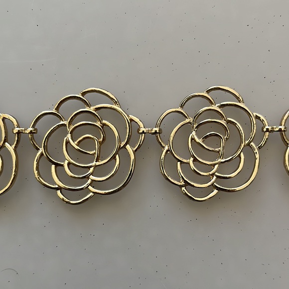 Charming Charlie gold colored floral necklace, EUC - Picture 3 of 7